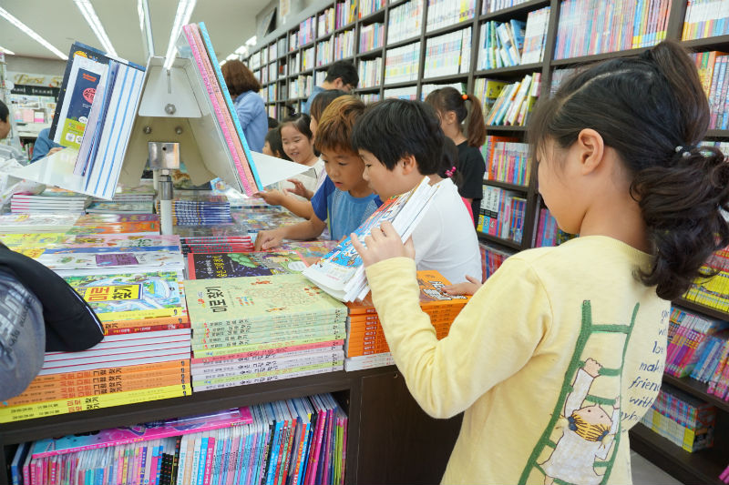 진천군 초평초등학교(교장 홍정임)는 독서의 계절을 맞아  ‘북(Book)적(積)북적 서점 나들이’ 프로그램을 운영했다.