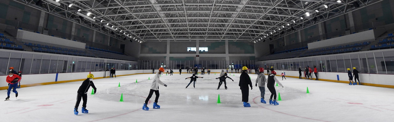 [중부매일 김명년 기자] 주말인 25일 청주 실내빙상장에서 시민들이 스케이트를 타며 더위를 피하고 있다. /김명년