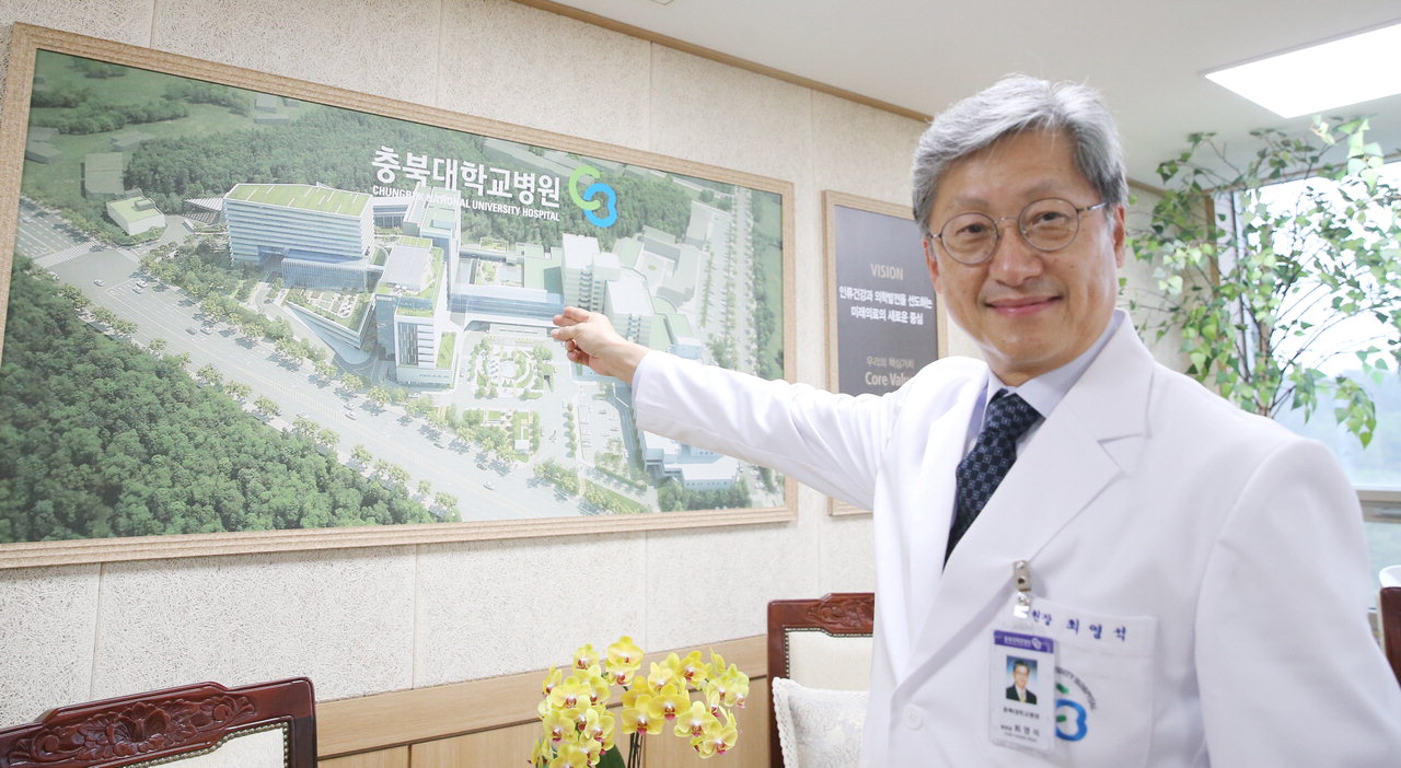 최영석 병원장이 취임 3년간의 청사진을 설명하고 있다. /신동빈