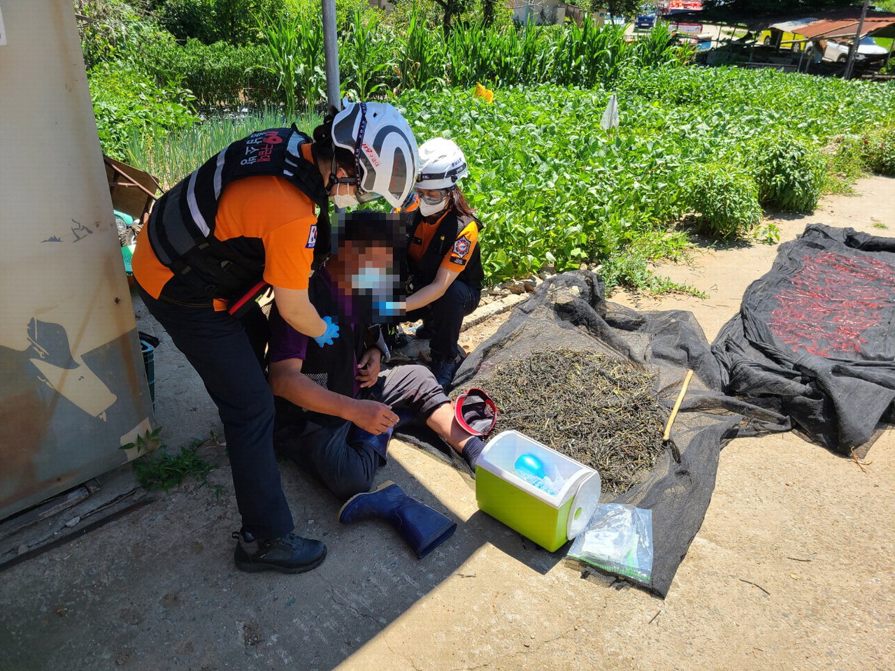 홍성군 갈산면에서 발생한 열경련 환자에게 119구급대원이 얼음조끼 등으로 응급처치를 하고 있다./충남도 소방본부 제공