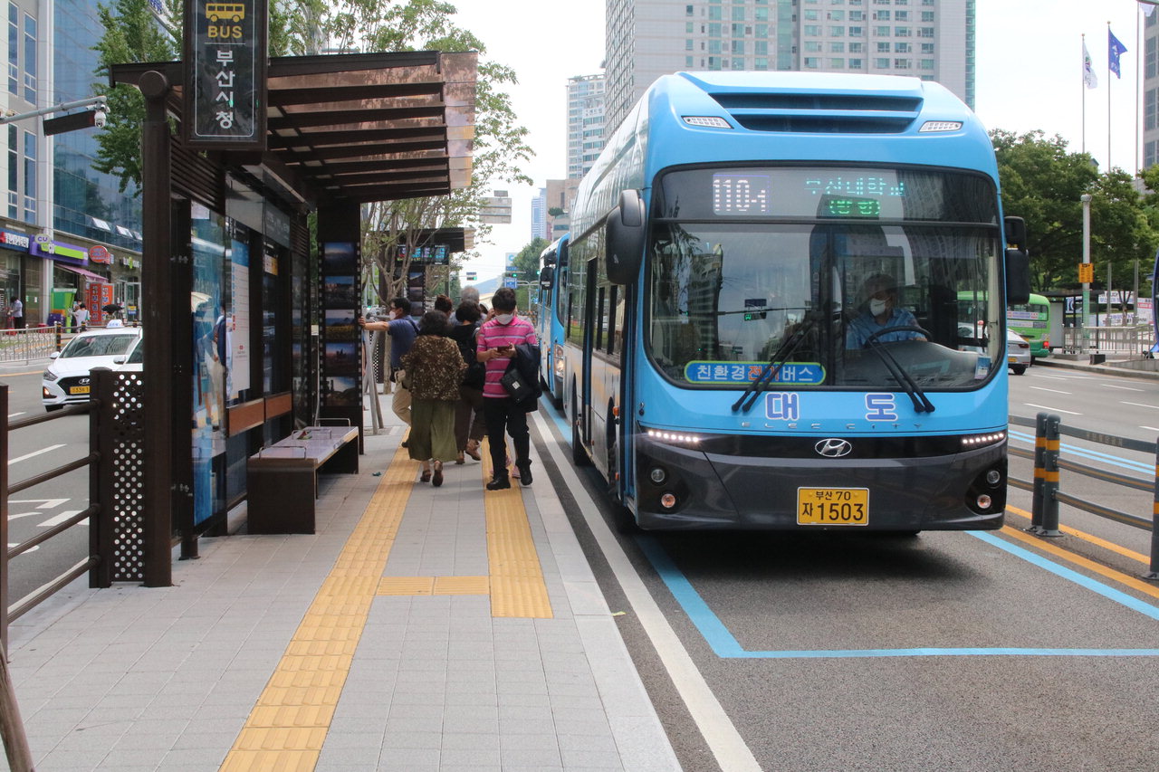 부산 시민들이 버스 준공영제가 시행되고 있는 부산 시내버스를 이용하고 있는 모습 /박건영