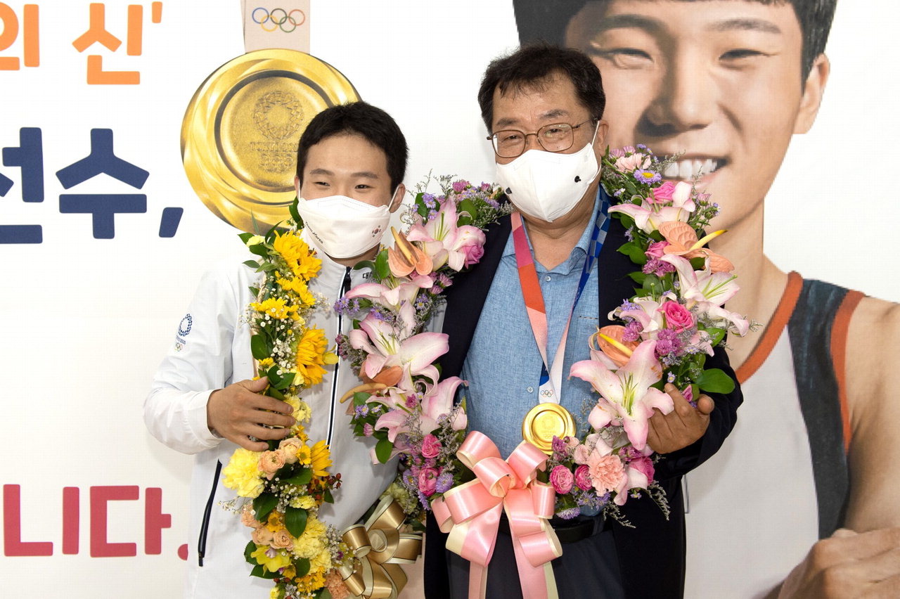 이상천 제천시장(사진 오른쪽)이 4일 신재환 선수(23·제천시청)에게 꽃목걸이를 걸어주고 기쁨을 함께 했다.