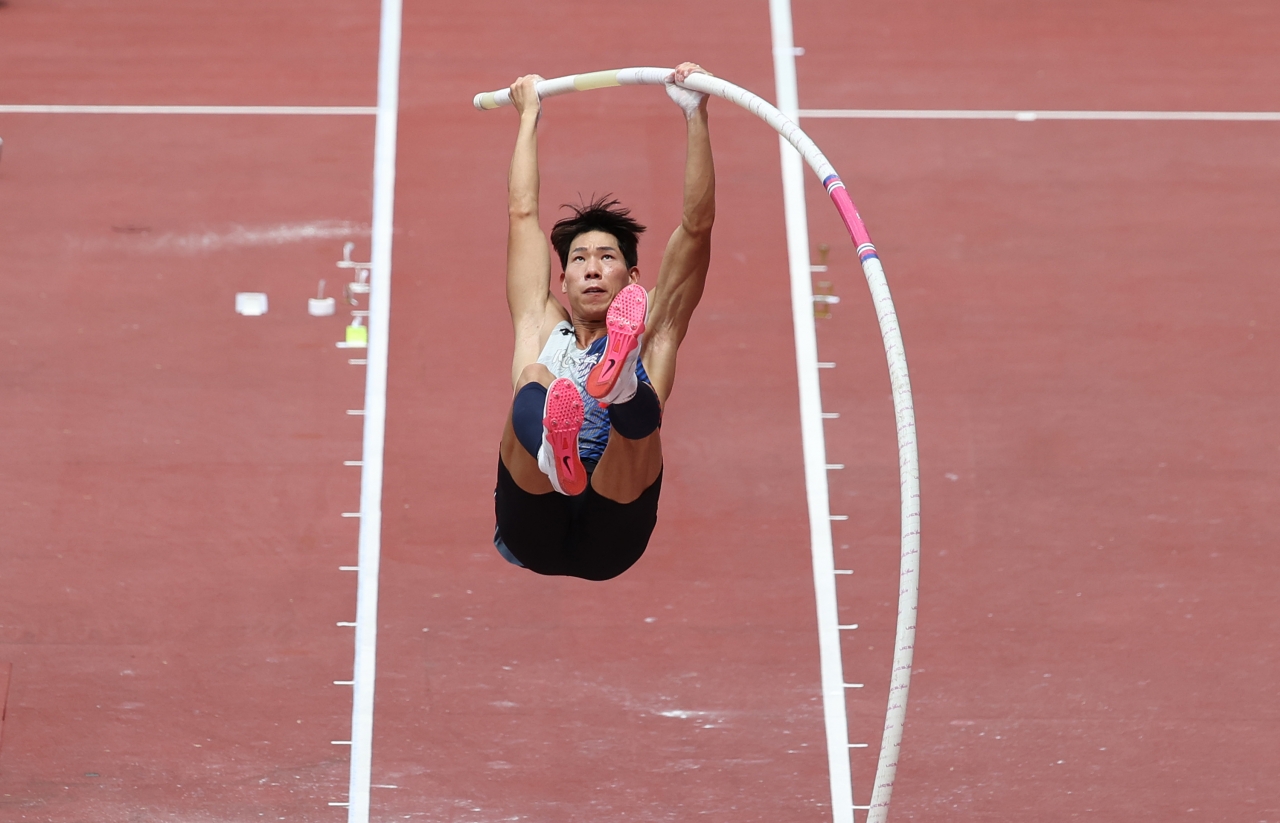 지난달 31일 도쿄 올림픽스타디움에서 열린 도쿄올림픽 육상 남자 장대높이뛰기 예선전에 출전한 한국 진민섭이 5m30 1차 시기를 시도하고 있다. /연합뉴스