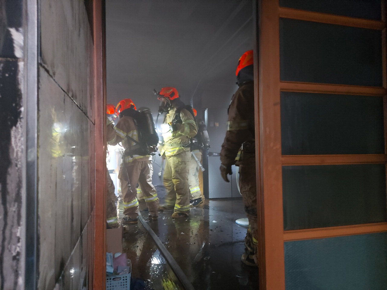 15일 오후 3시 36분께 청주시 서원구 산남동의 한 다가구주택서 화재가 발생해 소방당국이 진화작업을 벌이고 있다. /청주서부소방서 제공
