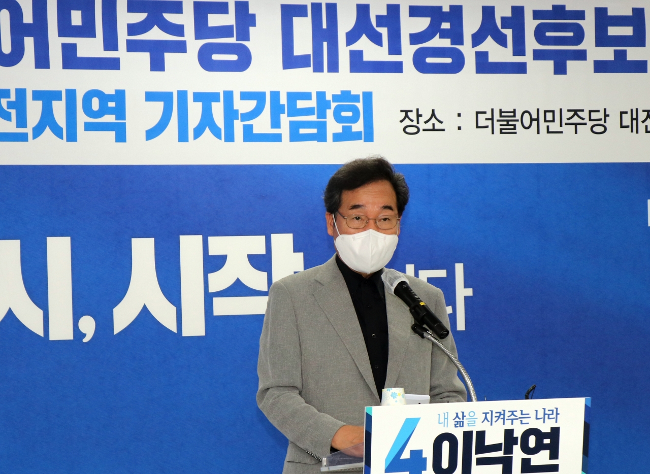 더불어민주당 대권주자인 이낙연 전 대표가 22일 민주당 대전시당에서 기자간담회를 하고 있다. /연합뉴스