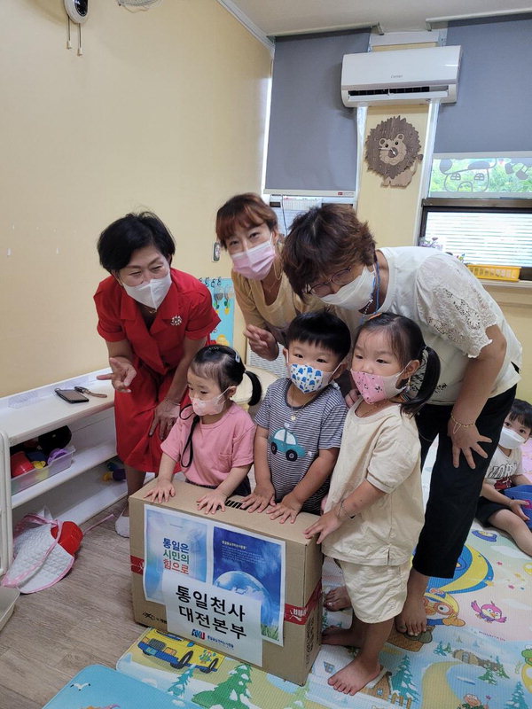 ㈔통일을실천하는사람들 대전본부, 한마음어린이집에 마스크를 전달하는 장면 /모석봉 기자