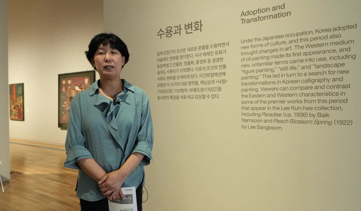 박미화 학예연구관이 MMCA 이건희컬렉션 특별전 한국미술명작 전시를 설명하고 있다.