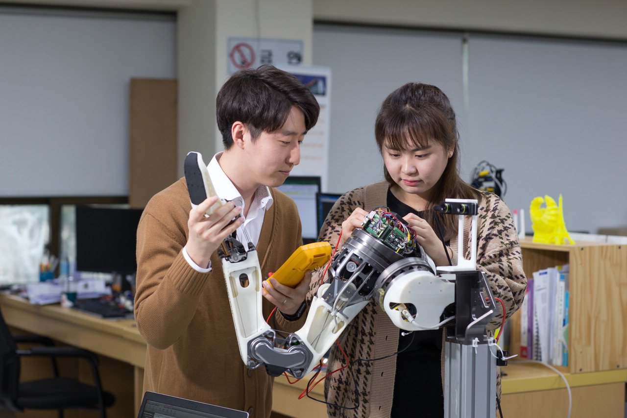 전기전자통신공학부 재학생들이 로봇팔을 이용한 실습을 진행하는 모습. /한기대 제공