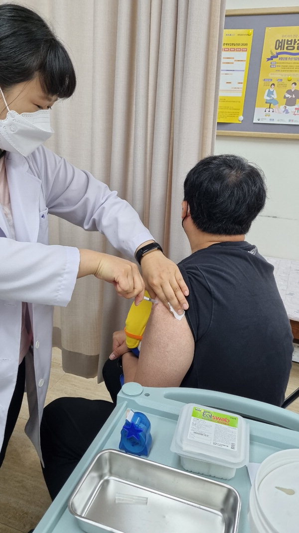 보은군은 충북도내 최초 1차 접종률 70%를 넘겼다. 주민이 코로나19 백신 접종을 맞고 있다. /보은군 제공