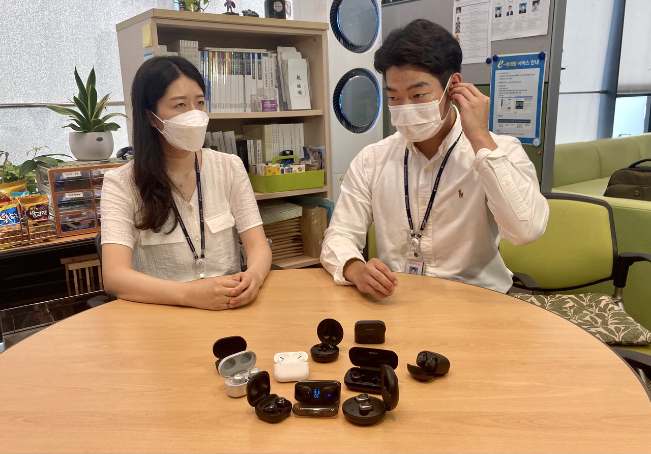한국소비자원이 시험·평가한 블루투스 이어폰 10개 제품을 한 연구진이 귀에 착용해보고 있다. /김미정
