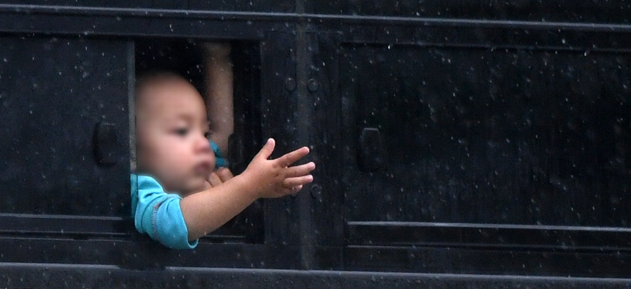 한 아프간 어린이가 27일 충북 진천군 국가공무원인재개발원에서 버스 창밖으로 손을 내밀고 빗방울을 느끼고 있다. /김명년