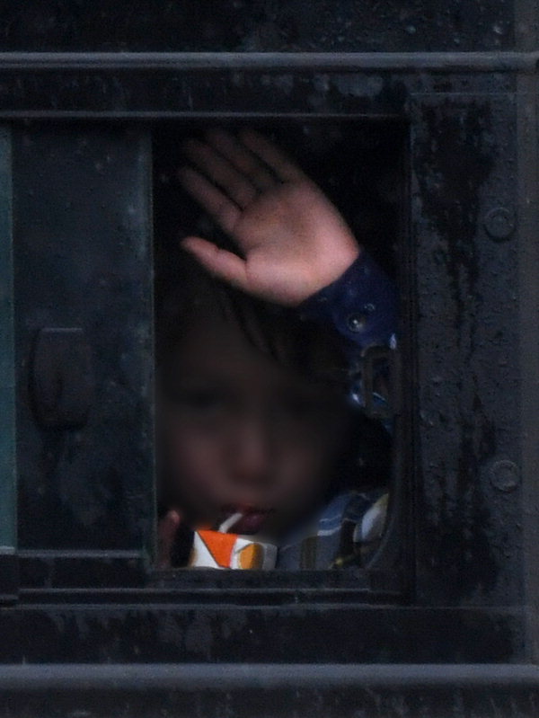 한 아프간 어린이가 27일 충북 진천군 국가공무원인재개발원에서 버스 창밖을 바라보며 음료수를 마시고 있다. /김명년