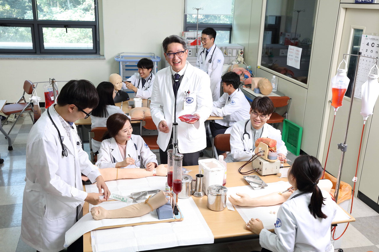 김도형 단국대 의대교수가 학생들과 안전수혈을 위한 실습을 진행하고 있다. /단국대