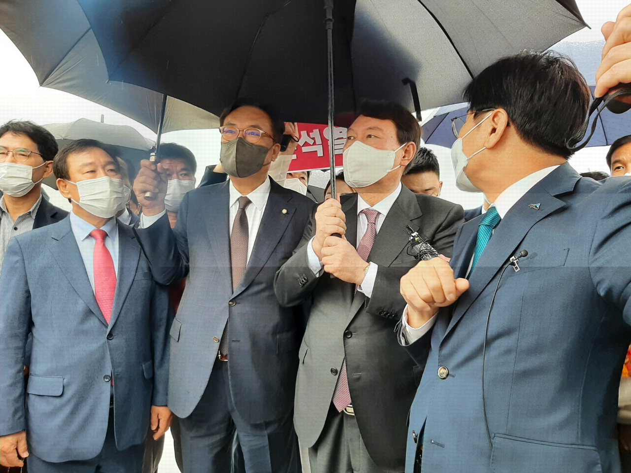 국민의 힘 대권주자인 윤석열 전 검찰총장이 세종시를 방문해 세종국회의사당 예정지를 둘러보고 있다.