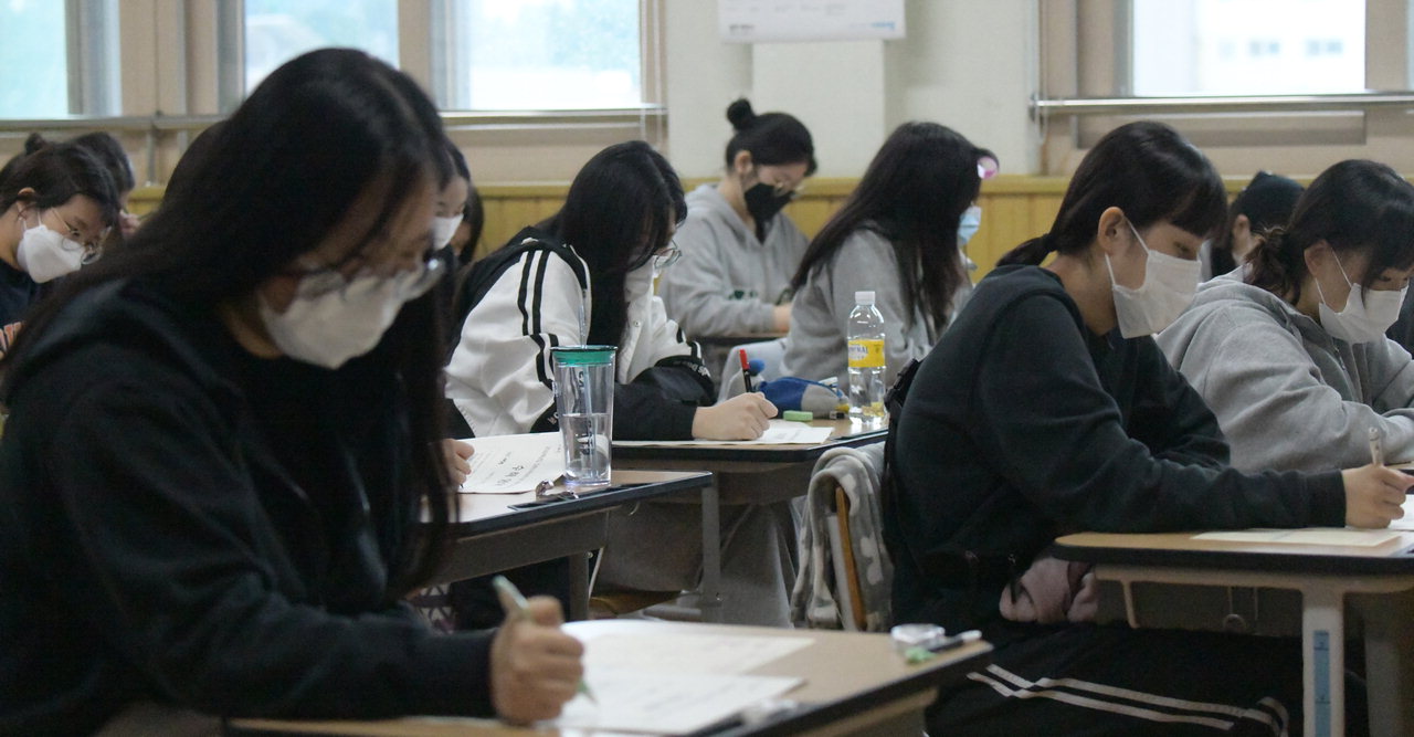 2022학년도 대학수학능력시험 9월 모의평가가 실시된 1일 청주여자고등학교에서 학생들이 시험을 치르고 있다. /김명년