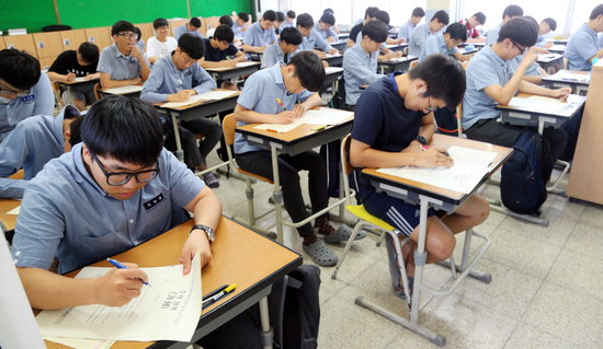 2일 한국교육과정평가원이 주관한 2017학년도 6월 모의고사에 응시한 충북고등학교 3학년 학생들이 문제풀이를 하고 있다./신동빈