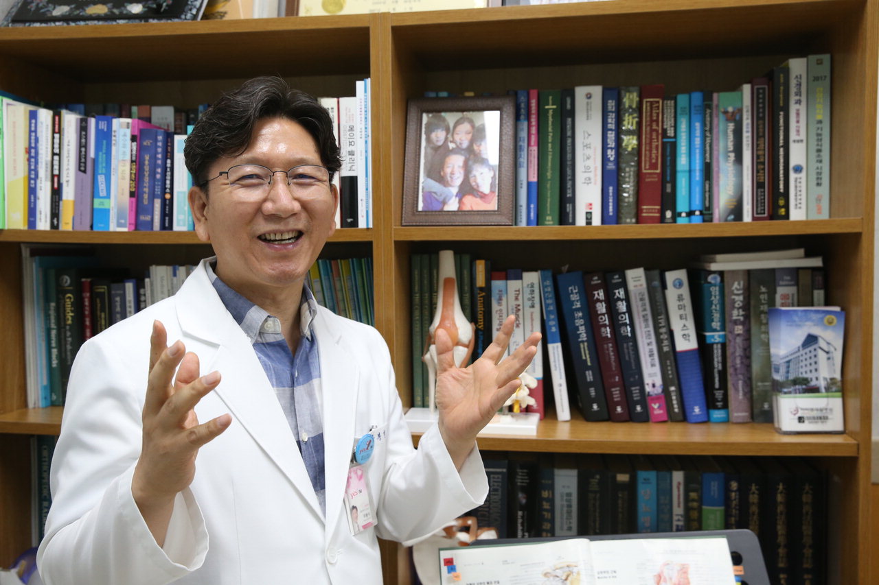 우봉식 아이엠재활병원 병원장이 회복기 재활치료의 중요성을 설명하고 있다. /신동빈