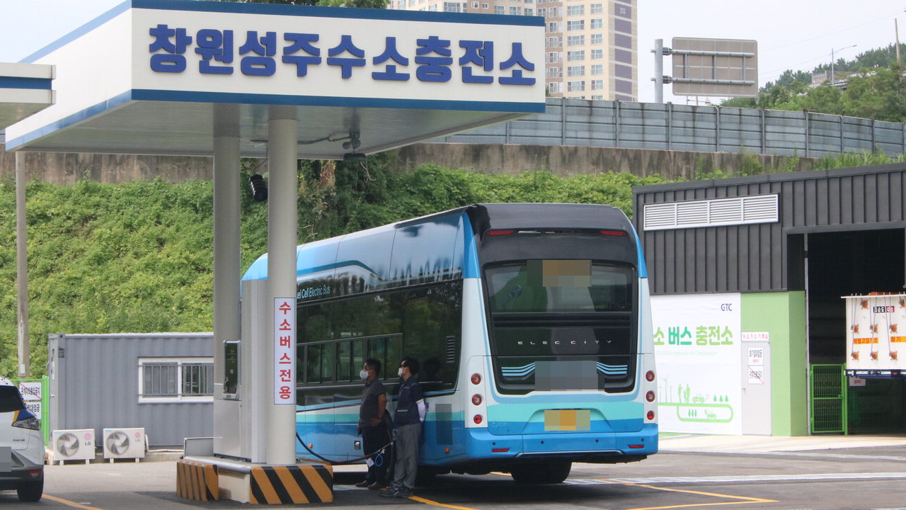 창원 성주수소충전소에서 수소 버스가 충전을 하고 있다.