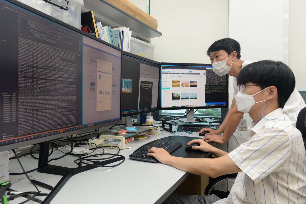 ETRI 연구진이 유해사이트 자동수집 시스템을 시연하고 있다. /대전 한국전자통신연구원