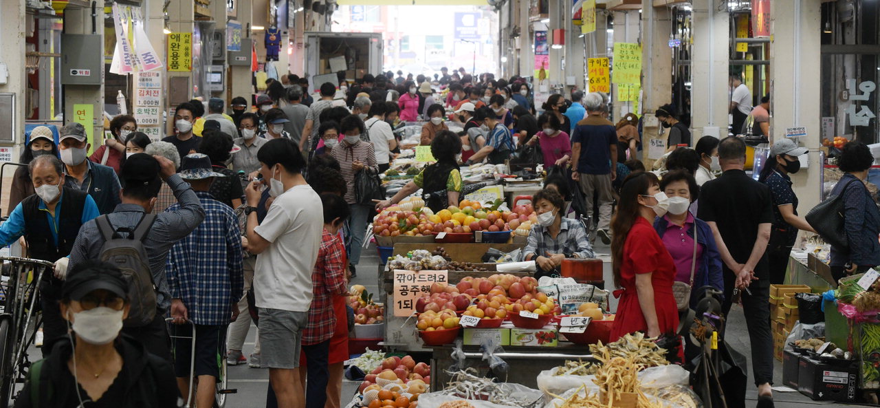 추석을 1주일 앞둔 14일 청주 육거리시장이 제수용품을 구매하려는 시민들로 붐비고 있다. /김명년