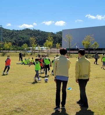 강성국 법무부 차관이 15일 국가공무원 인재개발원 운동장에서 어린이 축구교실을 둘러보고 있다. /법무부