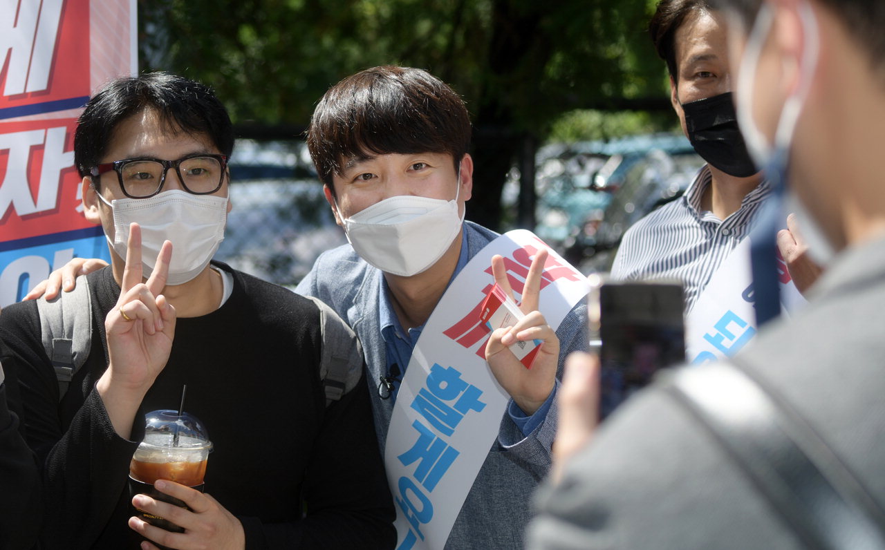이준석 국민의힘 당대표가 15일 충북대학교 중문에서 학생들과 사진촬영을 하고 있다. /김명년