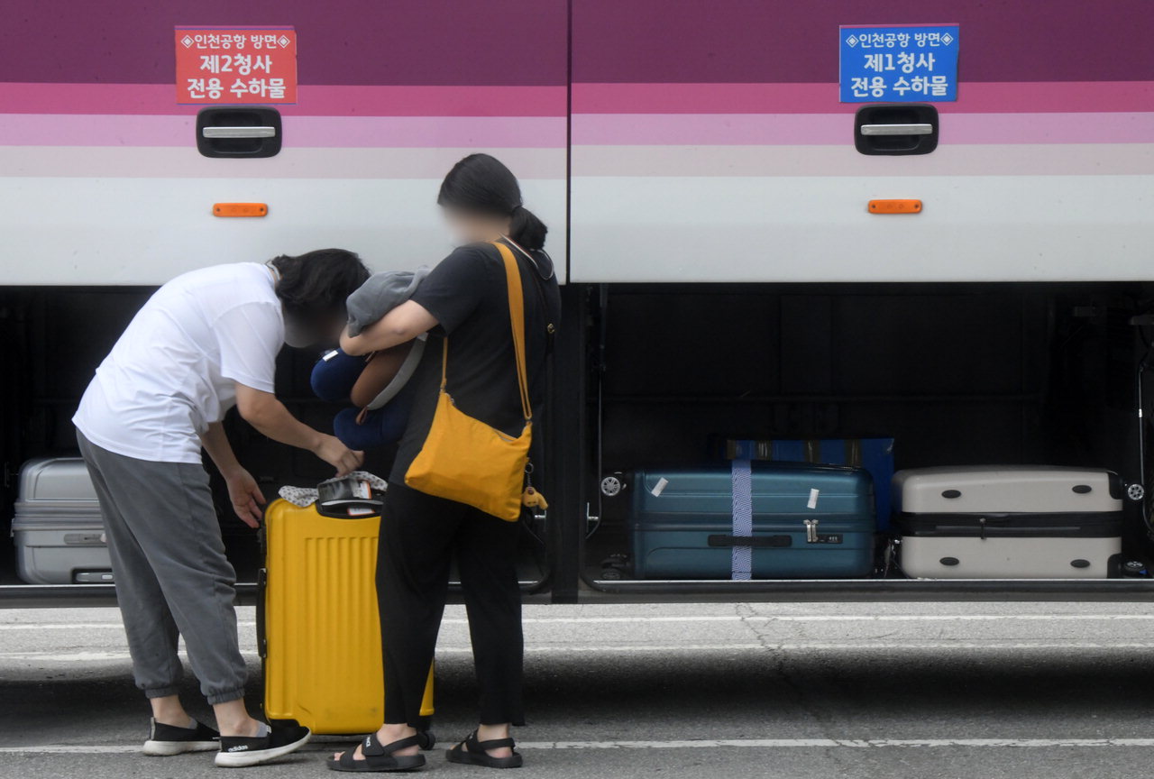 추석연휴를 앞둔 16일 청주시외버스터미널에서 시민들이 인천공항행 버스에 짐을 실고 있다. /김명년