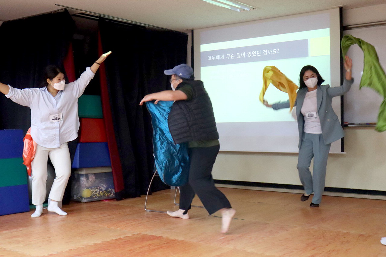 'On & Off 통합예술교육 교수법' 대면 연수에 참여한 충북지역 예술강사와 학교 교사들