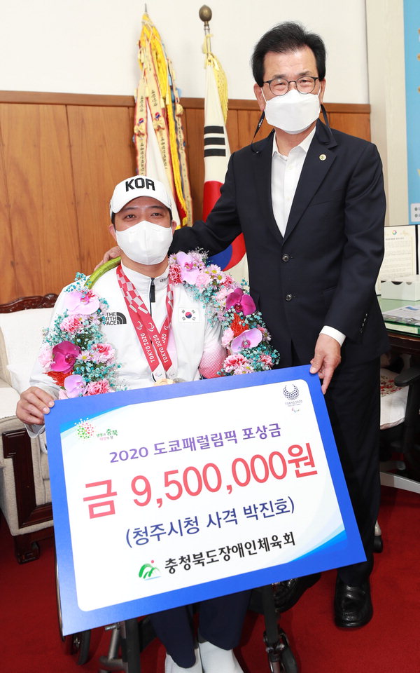 이시종 충북지사가 박진호 선수에게 포상금을 지급했다. /충북도장애인체육회 제공