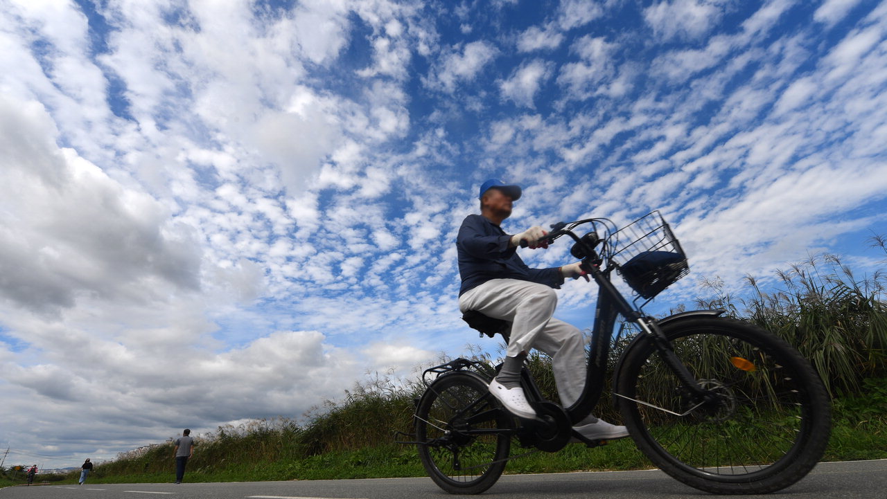 9월의 마지막 주말인 26일 청주시 흥덕구 무심천변에서 시민들이 가을하늘을 배경으로 자전거를 타고 있다. /김명년
