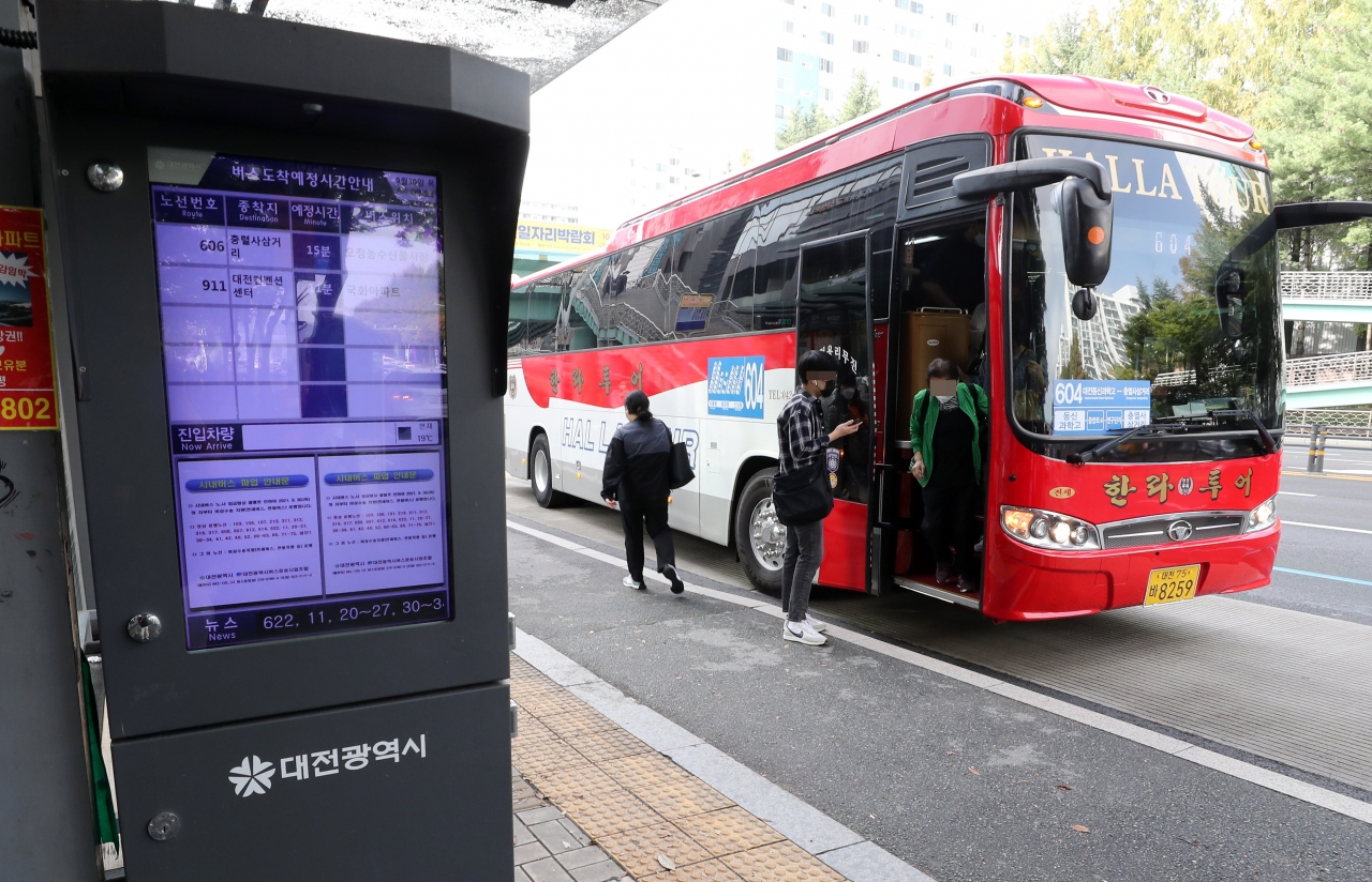 대전시지역버스노동조합이 무기한 파업에 돌입한 30일 오전 대전시 서구 만년동 한 버스정류장으로 전세버스가 들어오고 있다. /연합뉴스
