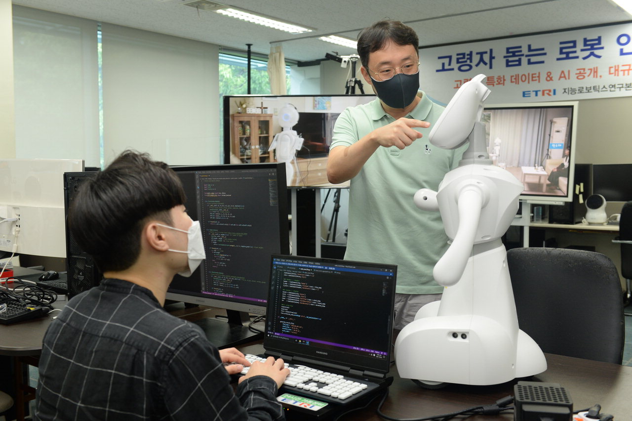 ETRI 연구진이 로봇 인공지능 기술을 시연하고 있다. / 한국전자통신연구원