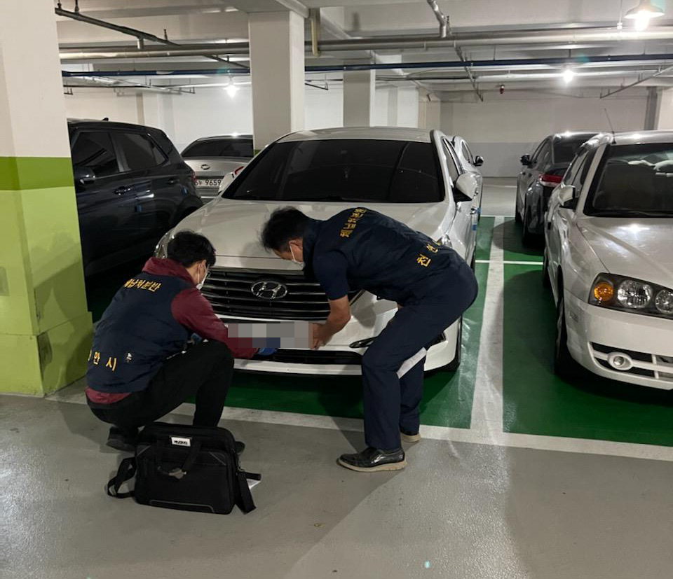 천안시 관계자들이 지난 12일 새벽 자동차세와 차량 관련 과태료를 상습 체납한 차량에 대한 합동영치를 하고 있다. /천안시