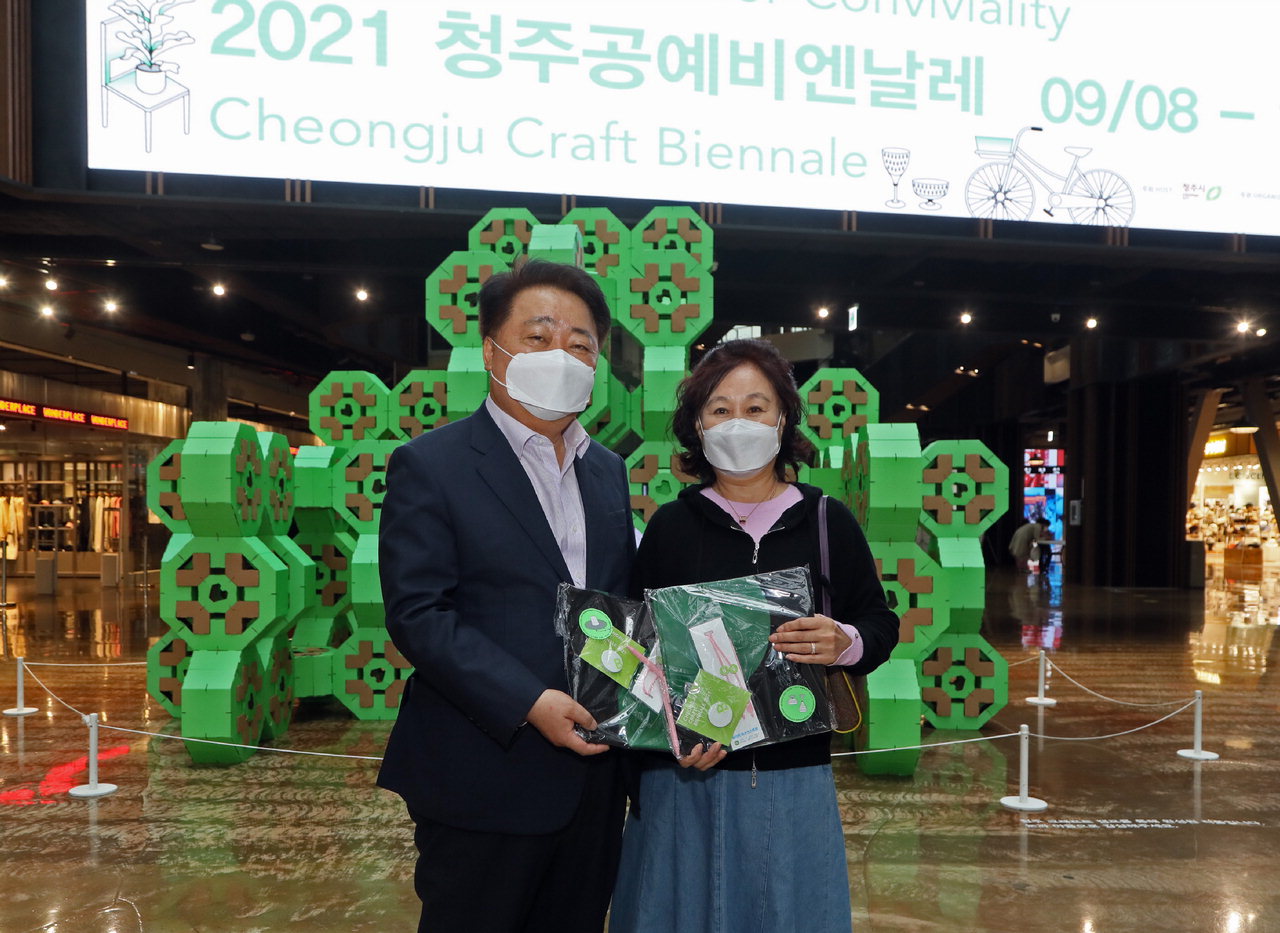 2021청주공예비엔날레 3만번째 입장객 김부선씨가 한범덕 시장과 함께 기념촬영 하고 있다.