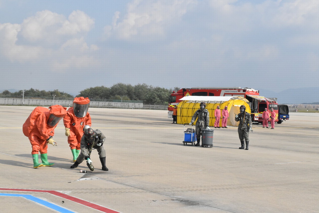한국공항공사 청주공항은 19일국가정보원·충북지방경찰청·제17전투비행단·제37보병사단 등 8개 기관 합동 대테러 대응 훈련을 실시했다.