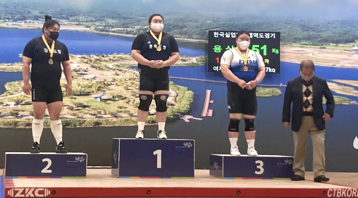 한국실업역도연맹회장배 대회에서 +87kg급 박시현 선수가 금메달을 목에 걸었다. /충북도체육회