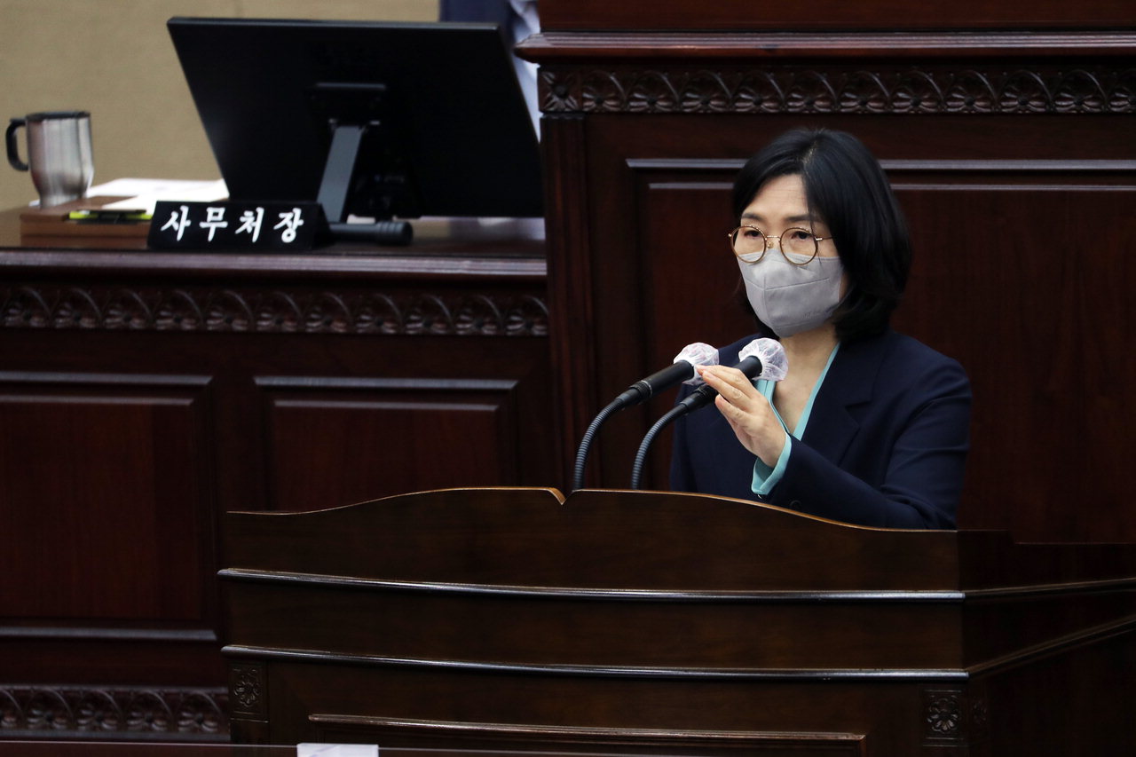 송미애 충북도의회의원(더불어민주당·비례)이 22일 제394회 임시회 제2차 본회의에서 5분 자유발언을 하고 있다.