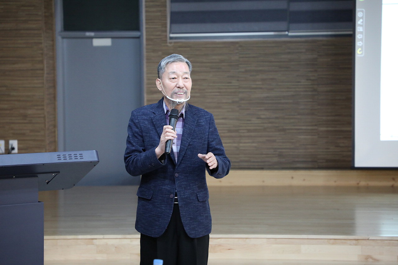 21일 개최된 제1강 '미래는 어떻게 오는가?'에서 차원용 박사가 강연을 진행하고 있다.