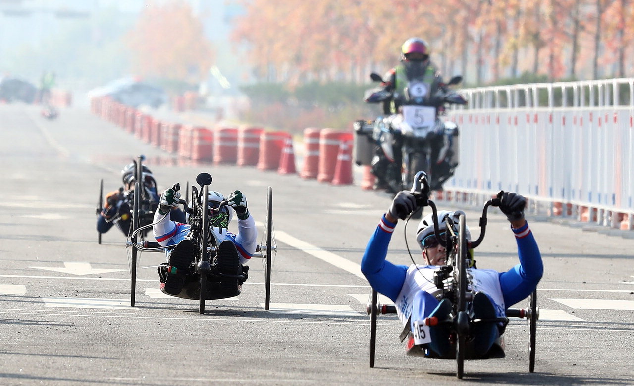 제41회 전국장애인체육대회에 사이클 종목에 출전한 충북 선수들이 도로 위를 달리고 있다. /충북도장애인체육회
