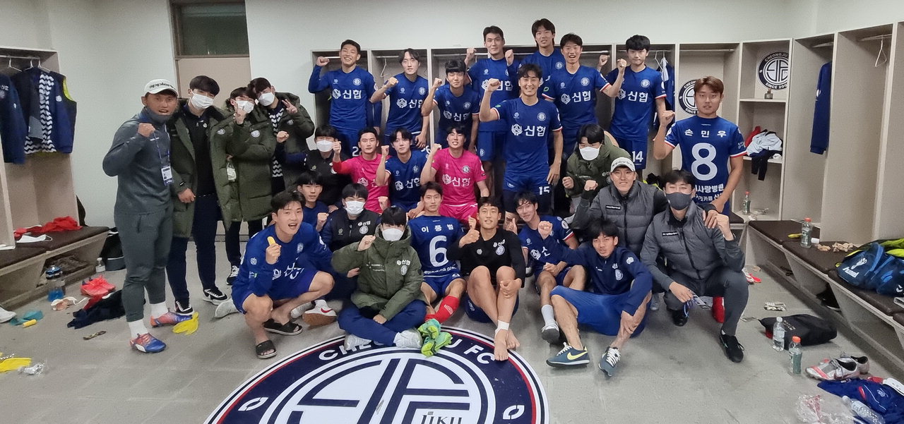 지난 23일 K3리그 김해시청과의 경기에서 승리한 청주FC 선수와 관계자들이 락커룸에서 기념사진을 촬영하고 있다. /청주FC