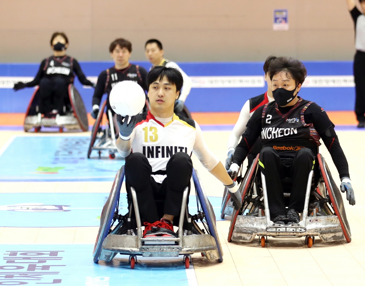 제41회 전국장애인체육대회 휠체어럭비 결승전에서 황희철 선수가 드리블을 하고 있다. /충북도장애인체육회