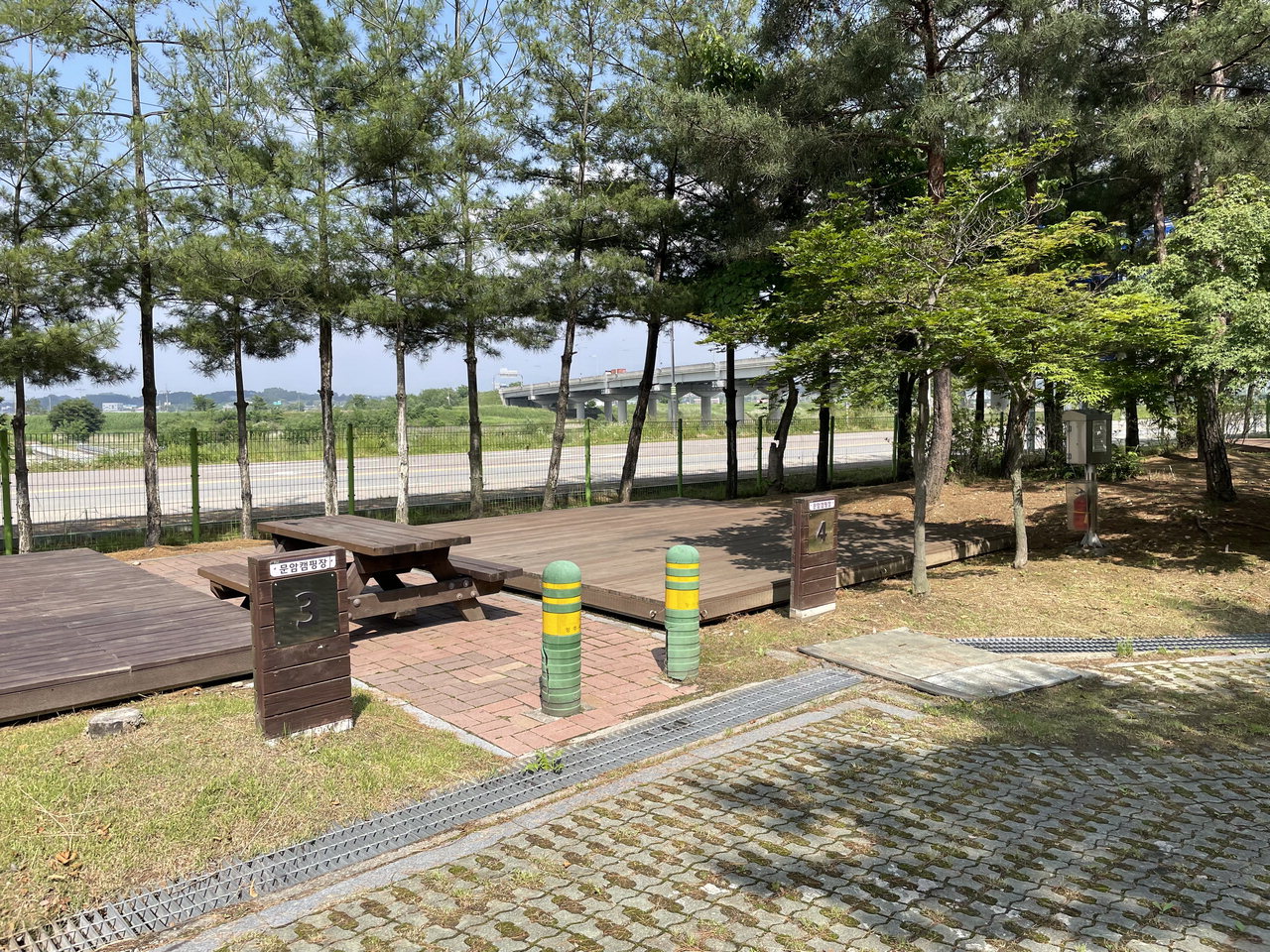 문암생태공원 캠핑장 모습.