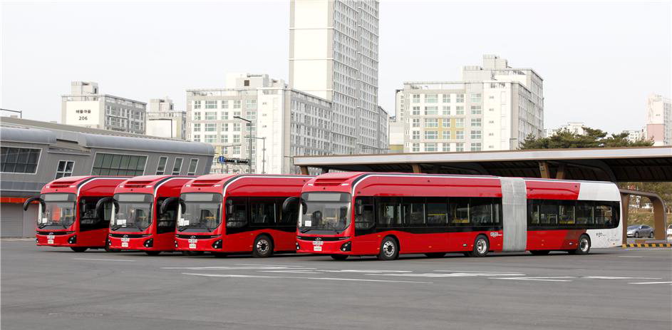 국내 최고 수준인 세종시 BRT의 전용차량인 전기굴절버스. 탑승정원이 80명으로 일반버스의 두 배다. /중부매일DB