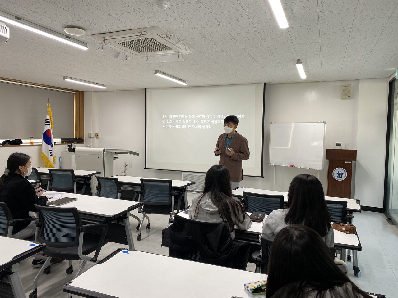 구수환 ㈔이태석 재단 이사장이 저널리즘에 대한 강의를 하고 있다.