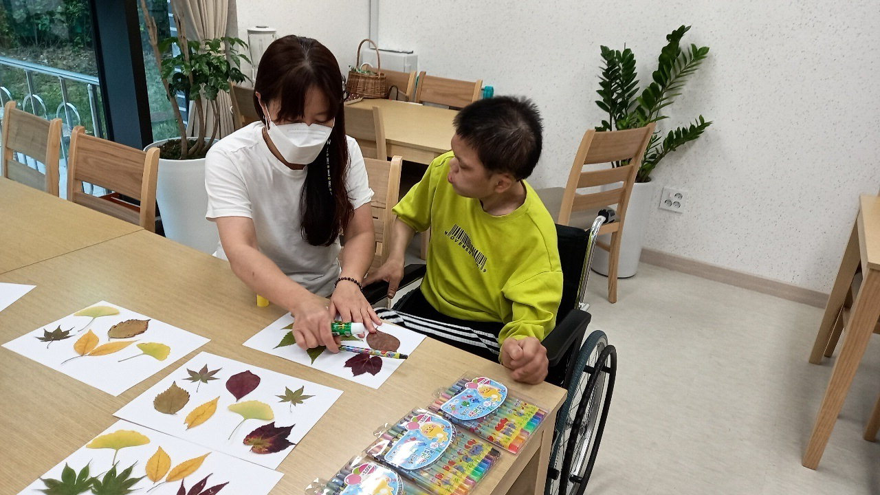 제천시장애인단기보호센터 이용자가 미술 프로그램에 참여하고 있는 모습.