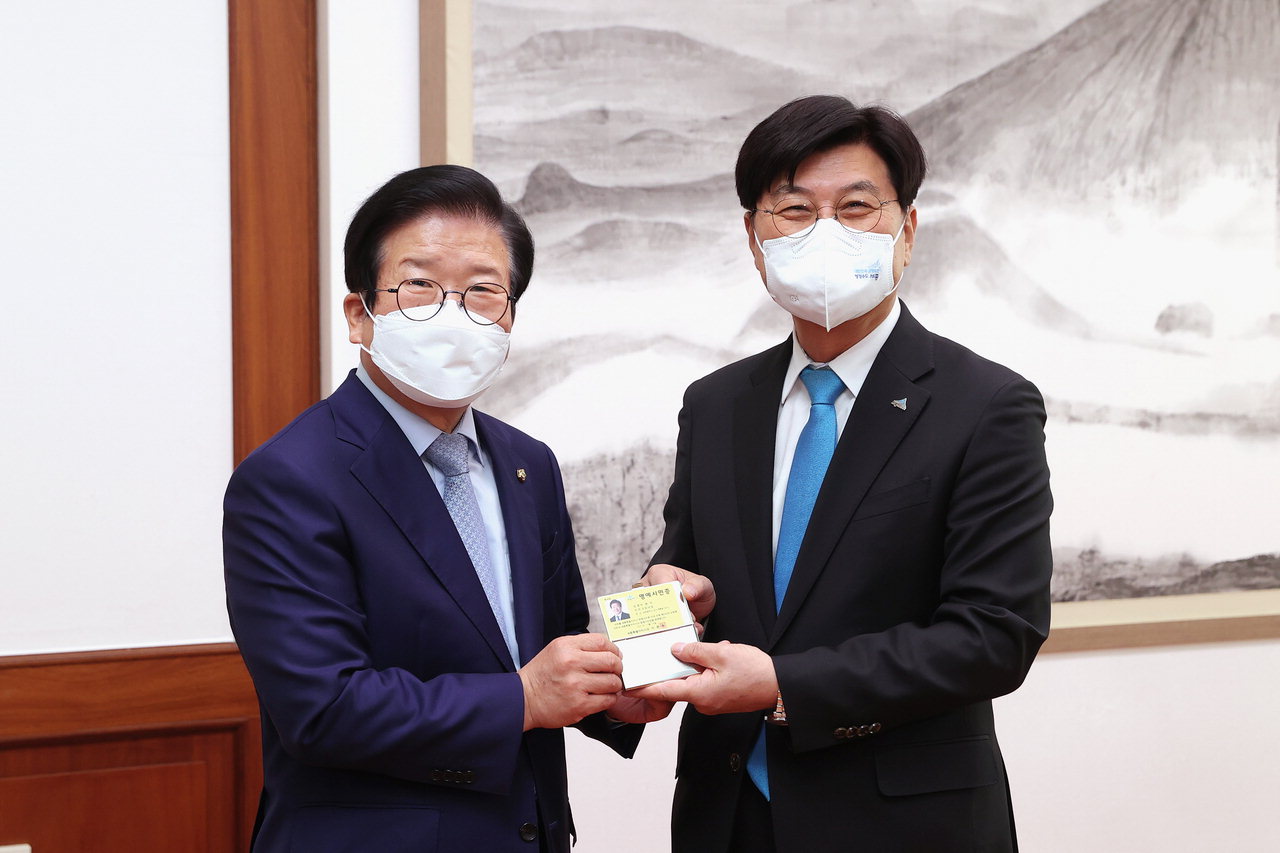 박병석 국회의장(왼쪽)이 15일 국회에서 이춘희 세종시장으로부터 세종시 명예시민증을 받고 있다. /국회의장실
