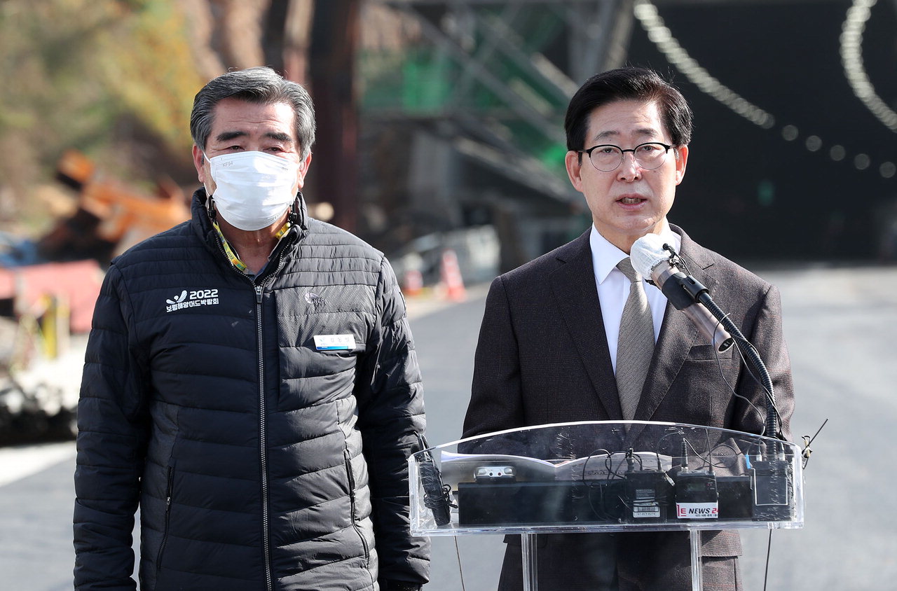 양승조 지사가 15일 원산도 보령해저터널 앞에서 기자회견을 갖고 
