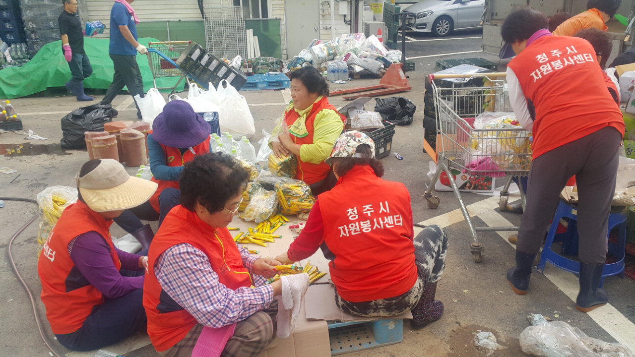 청주시자원봉사센터는 6일 태풍 '미탁'으로 피해를 본 경북 영덕군 강구면을 찾아 피해복구 봉사를 실시했다.