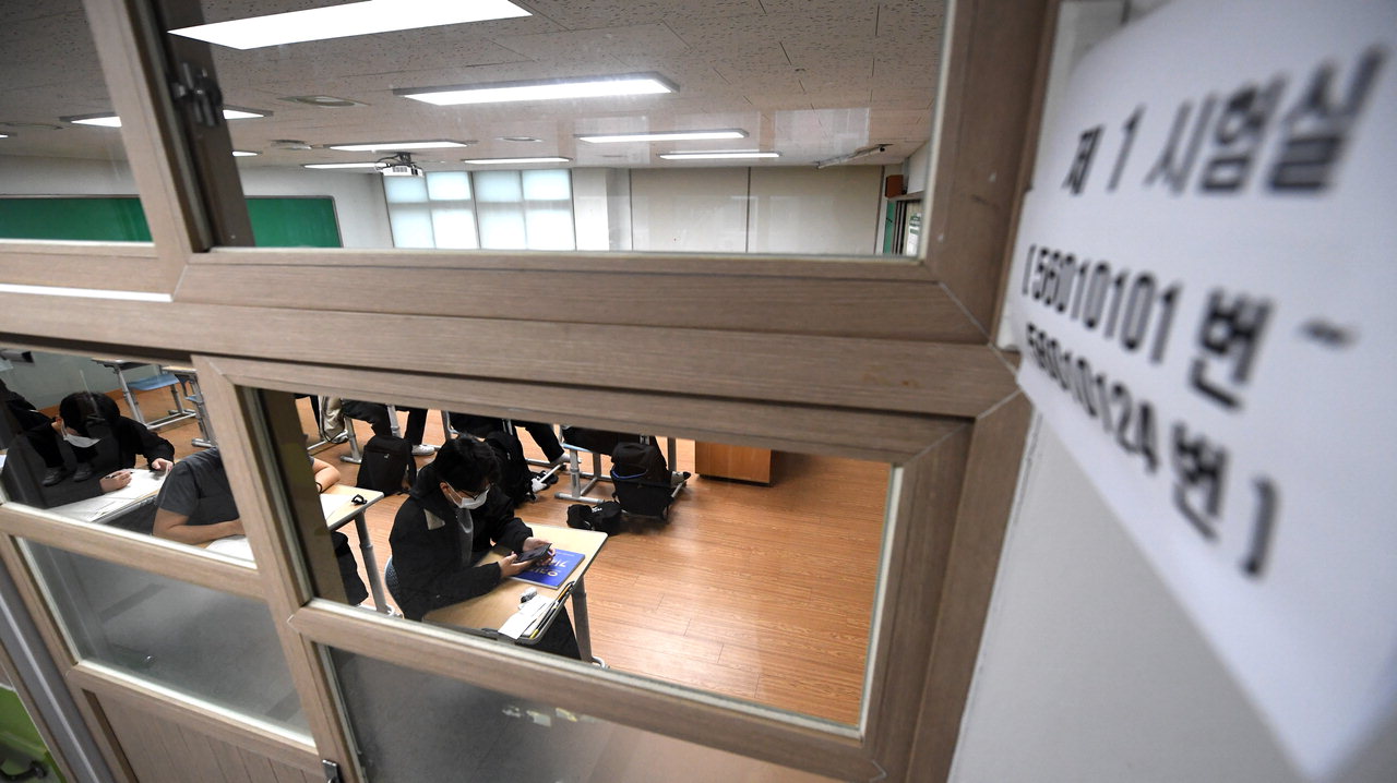 2022학년도 대학수학능력시험일인 18일 충북 청주고등학교에서 수험생들이 시험 시작을 기다리고 있다. /김명년