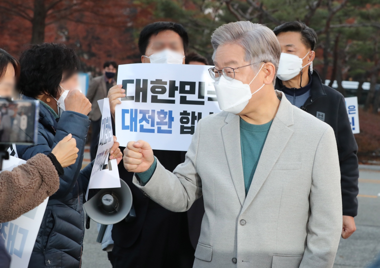 더불어민주당 이재명 대선후보가 19일 대전시 유성구 대전 엑스포 시민광장에서 지지자들과 인사하고 있다. /연합뉴스